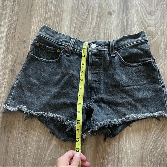 High Waisted 501 Black Levi Shorts - Picture 4 of 7